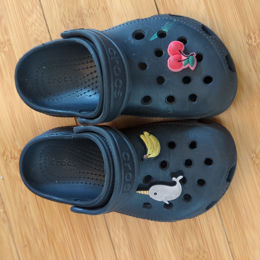 Black crocs